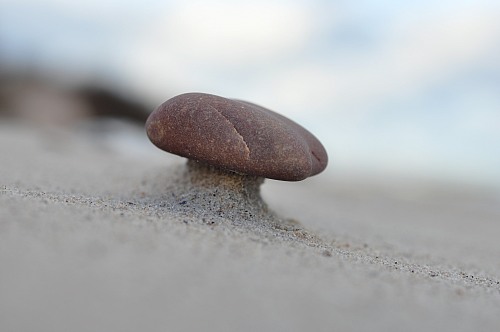 Halbinsel Wagrien (Grossenbrode)
Stein auf Sands&auml;ule vom Winde verweht<br />
Küste - Strand, Naturschutz, Tourismus
Kathrin Sendker